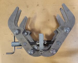 Side Profile Of Pipe Clamp Twin Pincer